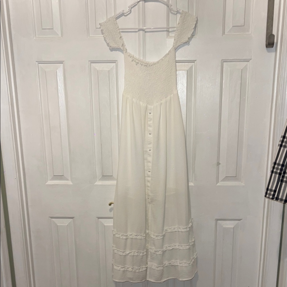 Chic White Maxi Dress with Flowing Design